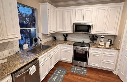 Montrose House | 10 Minutes from Downtown | KING BED! | Private Garage