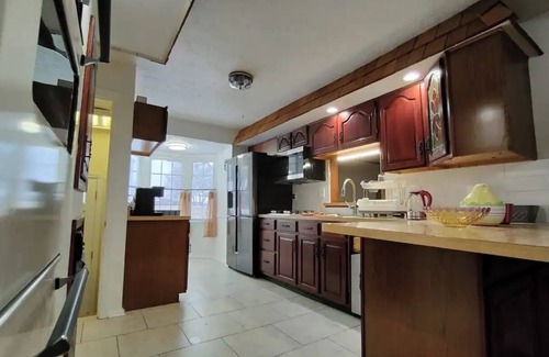Kamm's Corners House | 10 minutes from the airport