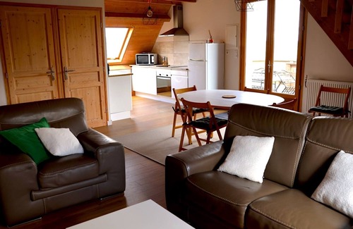 Pontgibaud Cottage | 10 minutes from Vulcania, nature gite with terrace overlooking valley