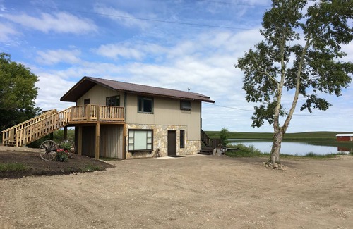 Cardston County House | 10 Minutes From Waterton Park Boundary Lakeside Gallery & Guest House