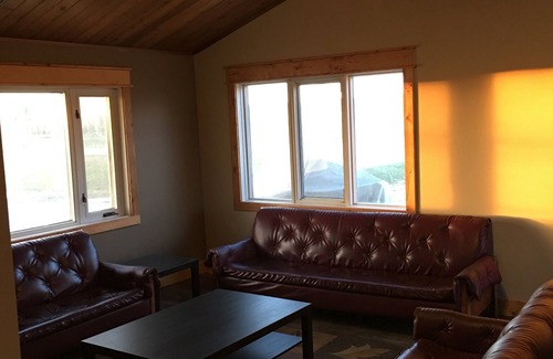 Cardston County House | 10 Minutes From Waterton Park Boundary Lakeside Gallery & Guest House