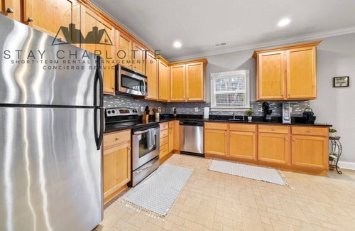 Charlotte House | 10 Minutes to City Center!