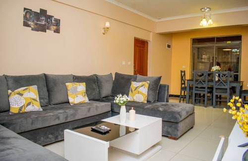 Kilimani Apartment | 10 minutes to city centre!Family sized condo with swimming pool.