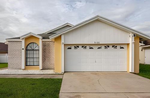 Indian Wells House | 10 Minutes to Disney Pool Home *Renovated*