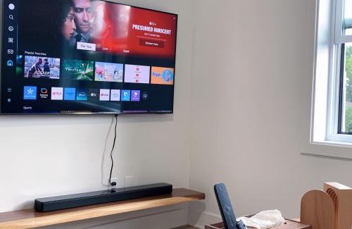 Longueuil Apartment | 10 minutes to DT with Free parking