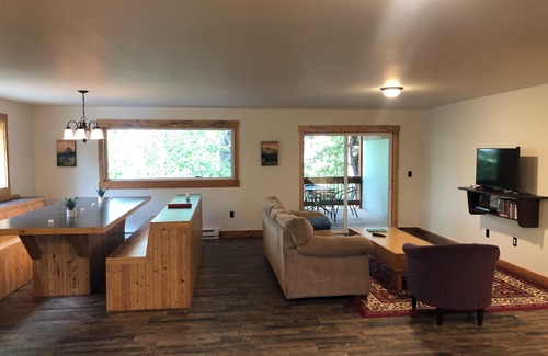 Babb House | 10 minutes to Glacier National Park! Central Eastside location for park access.
