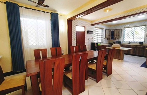 Diani Beach Villa | 10 minutes to the beach! Villa Sultanas Luxury Villa with private swimming pool