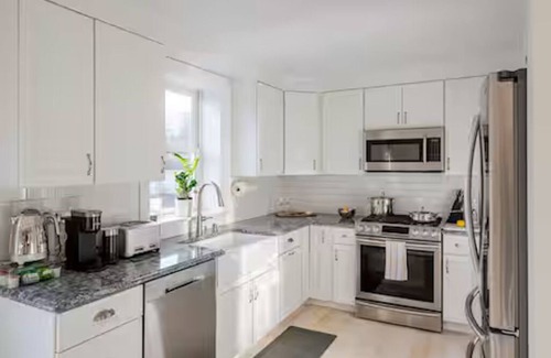 Riverhead House | 10 minutes to the theme Beach! Family-sized house with a back deck.