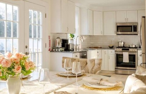Riverhead House | 10 minutes to the theme Beach! Family-sized house with a back deck.