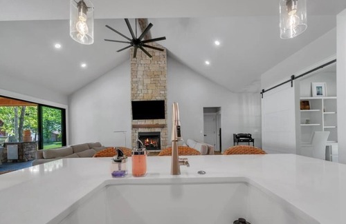 Afton House | 10% off 3 night stay! New! Beautiful Luxurious Lakeside Property!