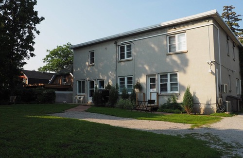 Barrie Apartment | 10% Off Flash Sale! Luxury Garden Suite: Soaker Tub, Backyard & Off St Parking!
