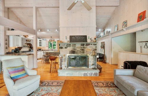 Pocono Pines Ski Chalet | 10% off - NEW! 🌲Beautiful Lakefront Chalet | Private Beach & Kayaks 🛶
