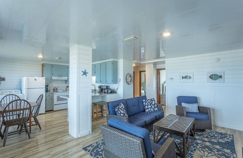St. George Island Apartment | 10% off remaining fall weeks! Beach front, 1 bed/1 bath ground level.