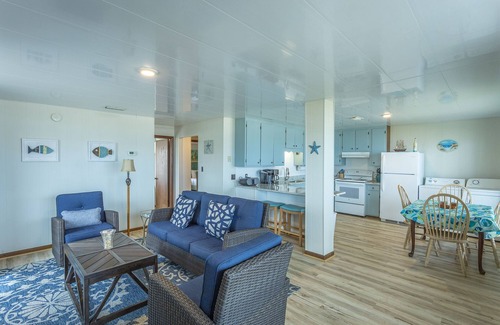St. George Island Apartment | 10% off remaining fall weeks! Beachfront. 1 bed/1bath.