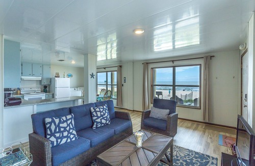 St. George Island Apartment | 10% off remaining fall weeks! Beachfront. 1 bed/1bath.