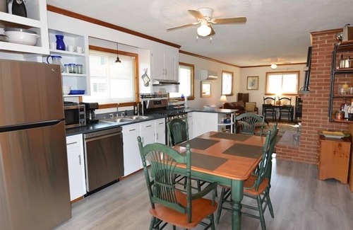 Huddleston House | 10% OFF THE RENTAL FEE, ACTIVE AND RETIRED MILITARY! Come Visit 'Let It B"!