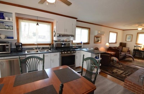 Huddleston House | 10% OFF THE RENTAL FEE, ACTIVE AND RETIRED MILITARY! Come Visit 'Let It B"!