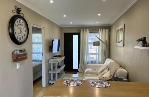 Edgemead Apartment | 10 On Ou Kraal