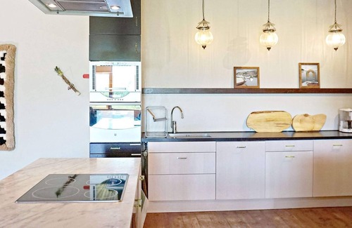 Lillykyrka House | 10 person holiday home in ENKÖPING