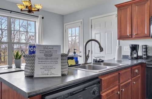 Oak Grove House | 10-Person Spacious Home for Work Groups Near I-24