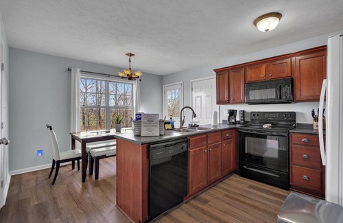 Oak Grove House | 10-Person Spacious Home for Work Groups Near I-24