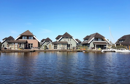 Offingawier Villa | 10 persons luxury villa with a private dock at the Sneekermeer.