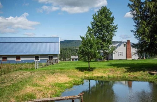 Priest River House | 10 private acres for up to 12 people.