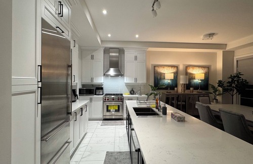 Markham House | 10 Queen Beds - Business Elite Luxury Residence Markham’s Prestigious Angus Glen