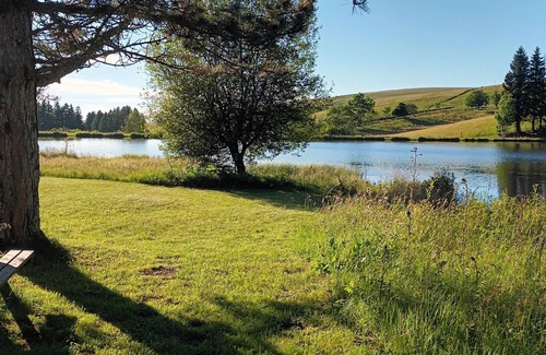 Montgreleix Ski Chalet | 10-seater waterside chalet, calm and serenity in the heart of Cantal