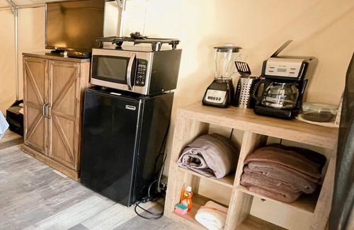 Prairie Lea House | #10 Son's Blue River Camp Glamping Cabin w/1 Queen, 1 Twi