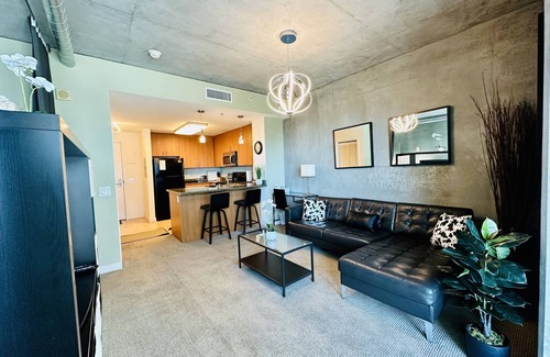 Smart Corner Condo | "10% Special Rate Discount" High-Rise Lovely & Spacious Condo - Family Friendly