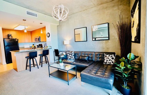 Smart Corner Condo | "10% Special Rate Discount" High-Rise Lovely & Spacious Condo - Family Friendly