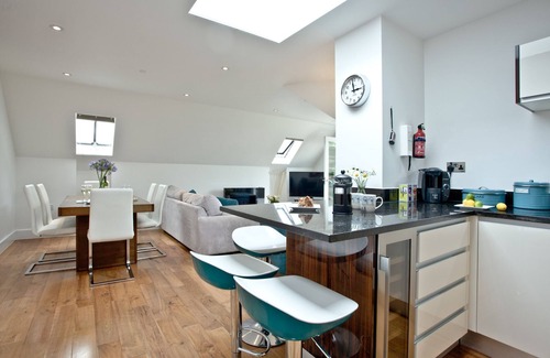 Newquay Apartment | 10 The Whitehouse - a superb apartment with a sea view balcony found in an exclusive development ov