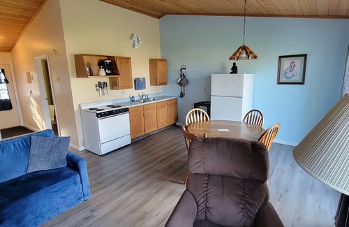 Northeastern Michigan Resort | #10 Thomas' Parkside Cottages, 1 BR Lake Huron walk out, downtown Oscoda