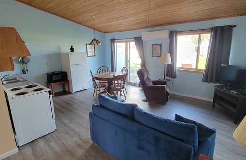 Northeastern Michigan Resort | #10 Thomas' Parkside Cottages, 1 BR Lake Huron walk out, downtown Oscoda