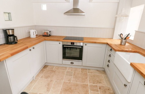 Pembroke House | 10 WESTGATE HILL, family friendly, with open fire in Pembroke