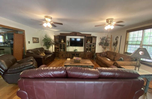 Plantersville Cabin | 100+ acre Guest Ranch - 3 guest house cabins! HUGE POOL, PRIVATE FISHING LAKE!