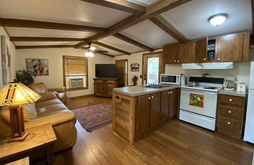 Plantersville Cabin | 100+ acre Guest Ranch - 3 guest house cabins! HUGE POOL, PRIVATE FISHING LAKE!