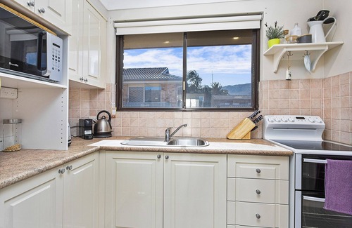 Thirroul Apartment | 100 m to Thirroul Beach, play park and Olympic pool