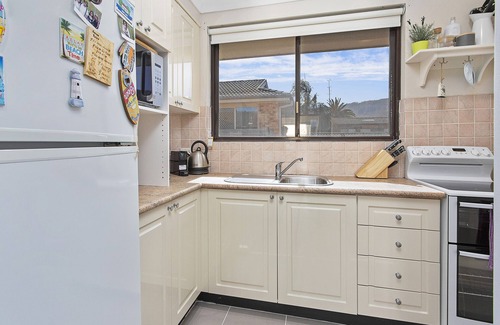 Thirroul Apartment | 100 m to Thirroul Beach, play park and Olympic pool