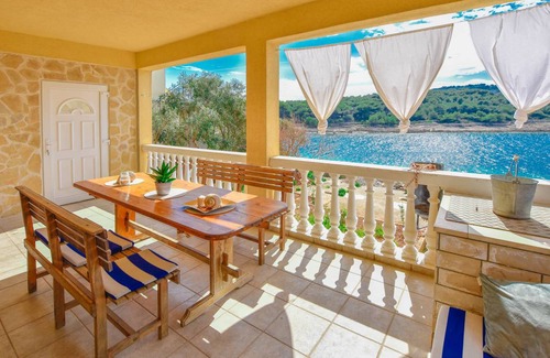 Zirje House | 100 m² House ∙ 4 bedrooms ∙ 8 guests