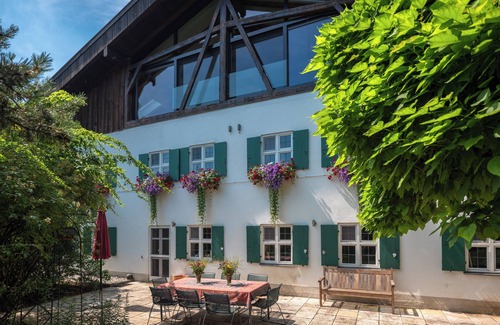 Riederau Apartment | 100 m² penthouse at Gut Stohrerhof on Lake Ammersee with private garden for 4 people