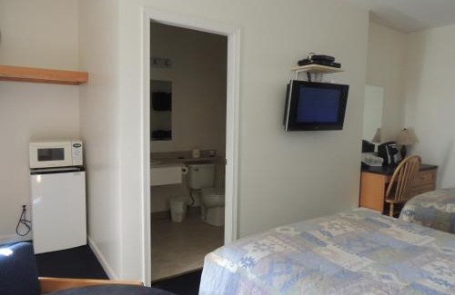 100 Mile House Hotel | 100 Mile Motel & RV Park