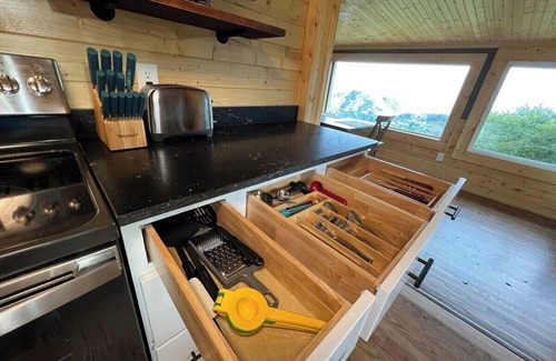 Apple Ridge Apartment | 100 Mile Views & Hot Tub in BR!