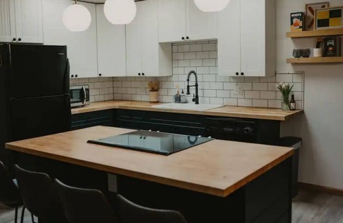 Marquette Apartment | 100 N Third Cozy Downtown Apartment Pet friendly!