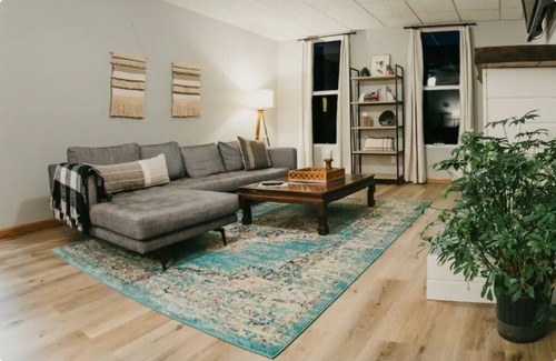 Marquette Apartment | 100 N Third Cozy Downtown Apartment Pet friendly!