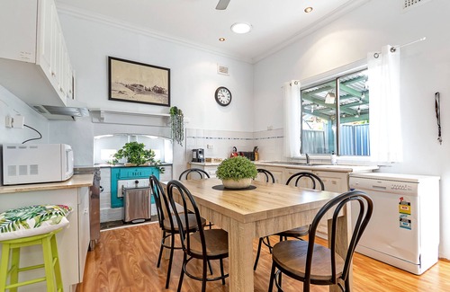 Busselton House | 100 Year Old Cottage walking distance from Shops and Cafes.