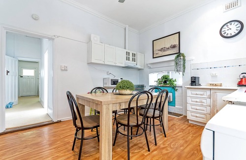 Busselton House | 100 Year Old Cottage walking distance from Shops and Cafes.