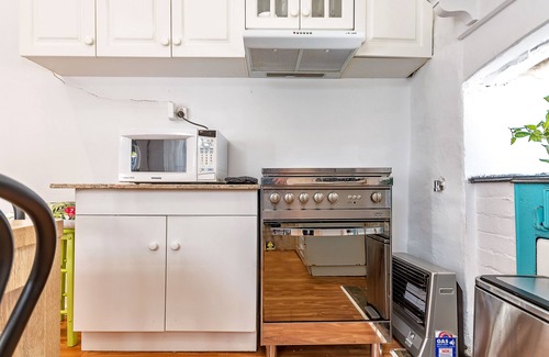 Busselton House | 100 Year Old Cottage walking distance from Shops and Cafes.