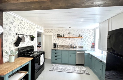 Regional District of Nanaimo Cottage | 100 year old Farm Cottage. Minutes from the beach!